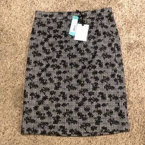 41 Hawthorn and White Plaid Pencil Skirt. Size Large. NWT.